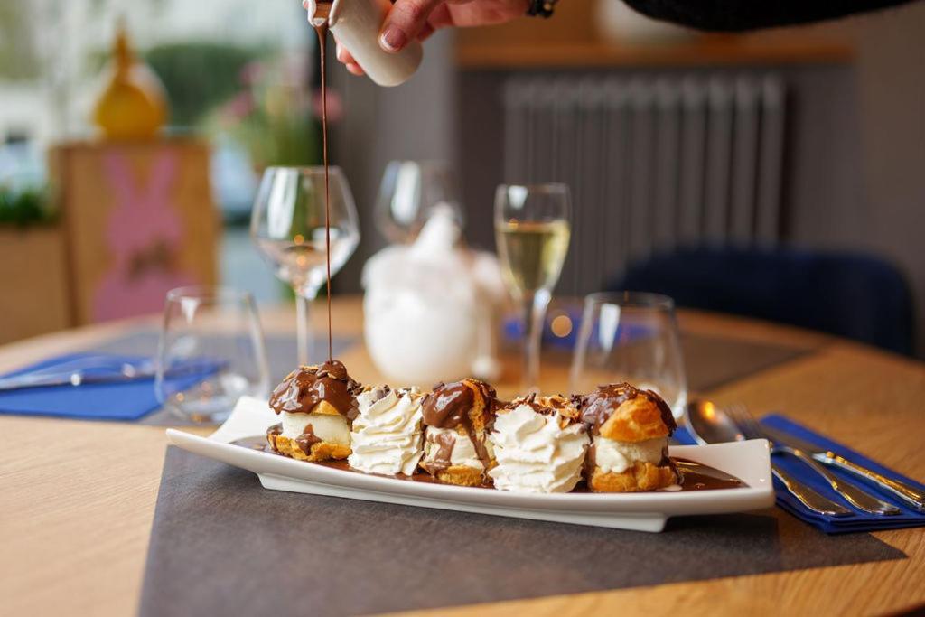 Logis Loire Hotel - Les Cocottes Restaurant Les Rosiers Eksteriør bilde